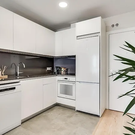 Skyline 10 Pool And Parking Free Apartment *